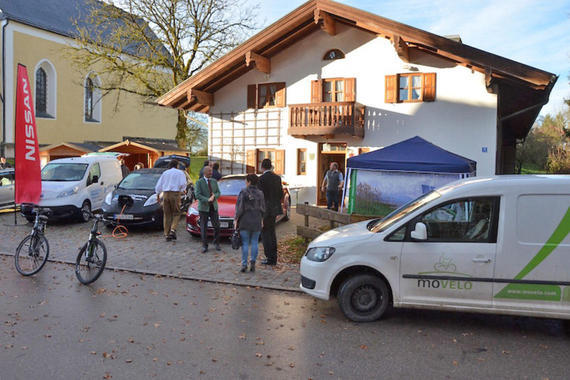 E-Fahrzeuge und E-Bikes erwarten die Besucher der Chiemseekonferenz 2016.  Foto: Claus Linke