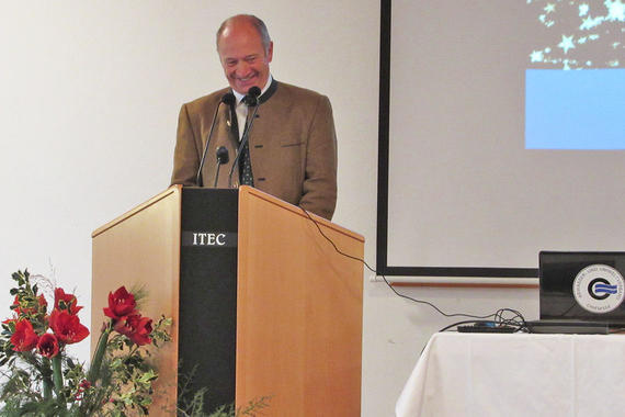 Der AUV-Verbandsvorsitzende und Rimstinger Bürgermeister Josef Mayer bei seiner Begrüßungsrede auf der Chiemseekonferenz 2018.  Foto: AUV, Heller