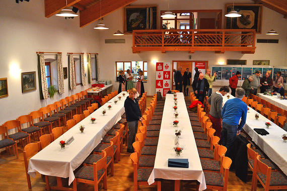 Der Saal des Rimstinger Gemeindehauses füllt sich mit den ersten Gästen der Chiemseekonferenz 2018.  Foto: AUV, Weimann