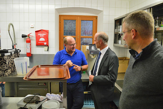 Erste Fachgespräche zwischen AUV und Wasserwirtschaftsamt Rosenheim hinter den Kulissen in der Küche des Gemeindehauses.  Foto: AUV, Weimann