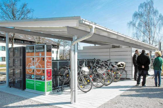 Ladeboxen fu?r E-Bike-Akkus, Schließfächer, Fahrradgaragen und 34 Radlständer umfasst die neue Service-Station im Hafen in Prien-Stock. Foto Berger