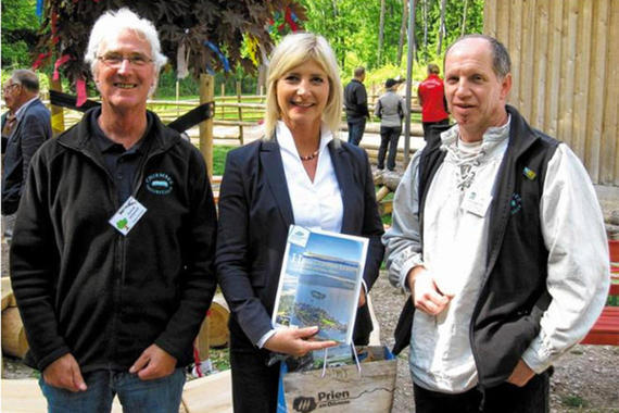 Bayerns Umweltministerin Ulrike Scharf mit Chiemsee Naturführer Jürgen Pohl (re) und Konrad Hollerieth (lks)