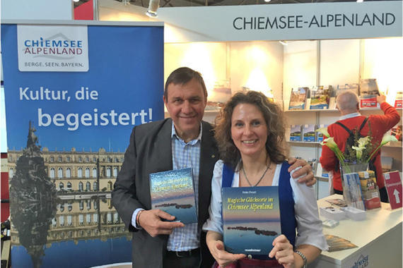 Das Bild zeigt Verleger Klaus G. Förg (Rosenheimer Verlagshaus) und Chiemsee-Alpenland-Geschäftsfu?hrerin Christina Pfaffinger.