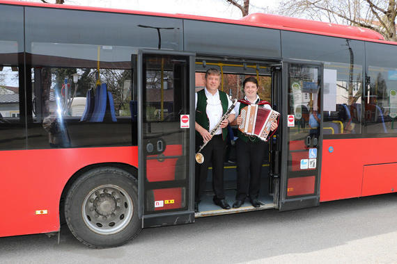 Zum Saison-Ende: Chiemsee-Bus-Musi  Foto: Hofberg Trio