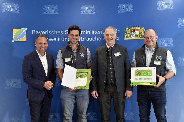 Von links: Bayerischer Umweltminister Thorsten Glauber,  AUV Geschäftsführer Quirin Schwaiger, Stellvertretender Landrat von Rosenheim Sepp Hofer und AUV Betriebsleiter Christian Freund.
