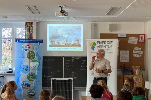 Bild: AUV, Gerhard Marx von der Energieagentur Südostbayern klärt die Schülerinnen und Schüler der dritten Klasse in Breitbrunn zu den Themen „Energie und Klimaschutz“ auf.
