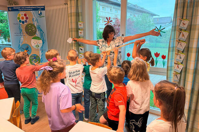 Referentin Frau Cebulla mit Vorschulkinder des Kindergarten St. Irmengard in Prien, Foto: Larissa Rutkowski, AUV