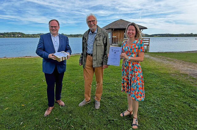 Foto: von links nach rechts: Andreas Friedrich, Verbandsvorsitzender und 1. Bürgermeister von Prien am Chiemsee; Herr Linke; Susanne Mühlbacher-Kreuzer, Leitung Umweltbereich AUV