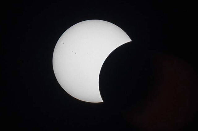 partielle Überdeckung und Sonnenflecken  Foto: Andreas Hartl