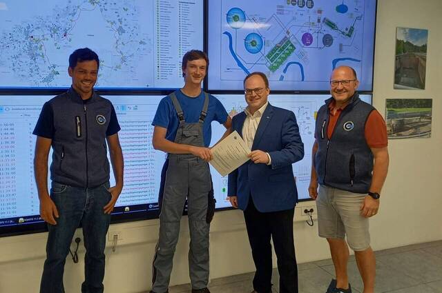 Bild von links: Freund (Betriebsleiter), Friedrich (Verbandsvorsitzender), Kronast (ehemaliger Auszubildender) und Schwaiger (Geschäftsleiter).