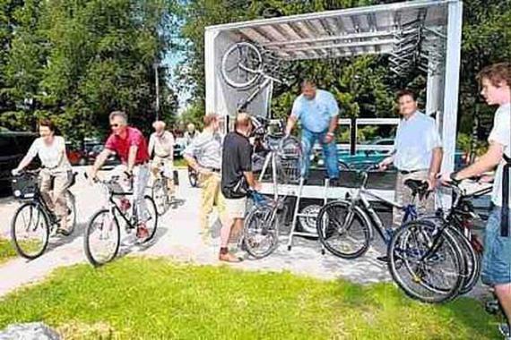 Beim Saisinauftakt für den Ringbus in Bernau-Felden schwangen sich Politiker und Touristiker auf`s Rad