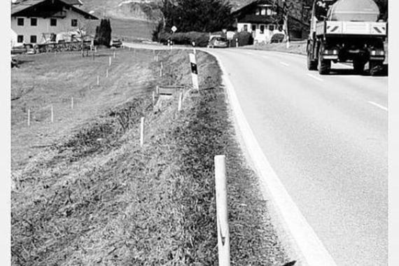 Der neue Radweg von Aiterbach über Hochstätt und weiter bis zur Gemeindegrenze Breitbrunn verläuft hinter Aiterbach unterhalb der Staatsstraße (unser Bild) und steigt dann vor den ersten Hochstätter Häusern wieder auf das Straßenniveau an. Foto th