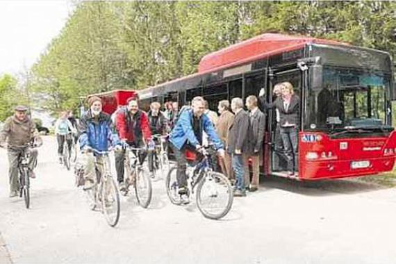 Beim Saisonstart der Chiemsee-Ringbuslinie in Bernau-Felden machten sich Politiker und Touristiker mit dem Rad auf nach Übersee zum Klettern im Baumseilgarten. Dort holte sie der Bus später wieder ab. Foto berger