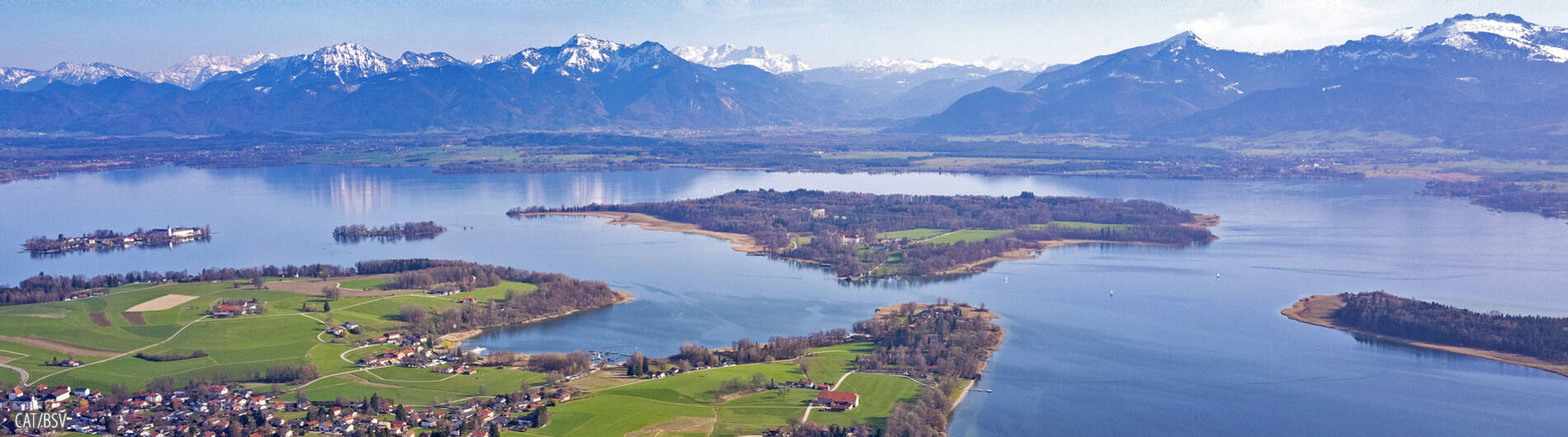 Chiemseeinseln mit Voralpenkette  Foto: Chiemsee Alpenland Tourismus / Bayerische Schlösserverwaltung