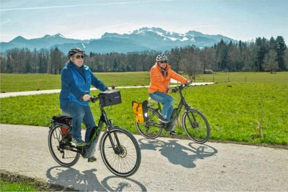 Neuer Radweg in Harras endlich frei - die ertsen Radfahrer  Foto: Foto Berger