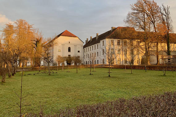 Kloster mit Inseldom   Foto: Claus Linke
