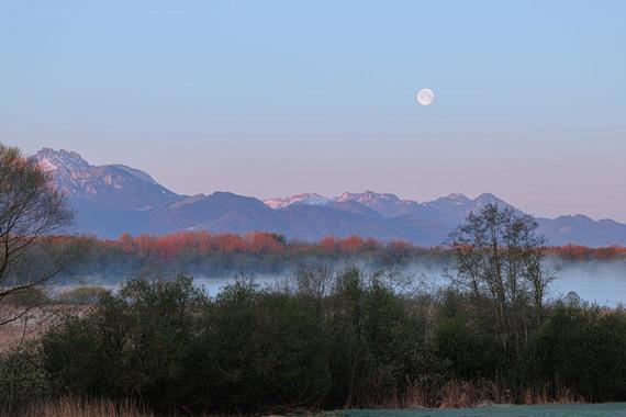 Kampenwand mit Mond am Morgen   Foto: Andreas Hartl