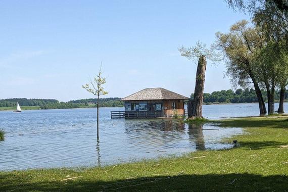 Chiemsee Hochwasser - Hütte an der Prienmündung im Wasser  Foto: Günther Freund