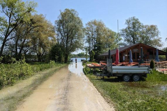 Chiemsee Hochwasser - Überflutung bei der Fischerhütte Reiter  Foto: Günther Freund