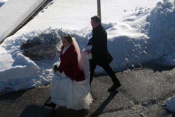 Brautpaar kommt    Foto: Anton Hötzelsperger