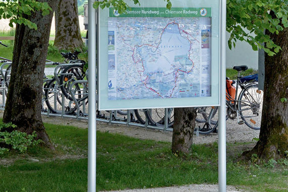 Infovitrine neben der Radtankstelle in Feldwies  Foto: Claus Linke