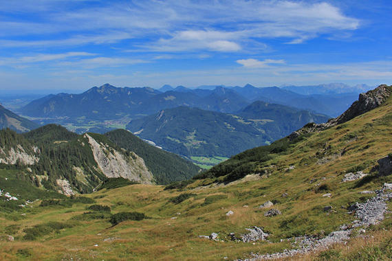 Blick über Hochgern bis zu den Berchtesgadener Alpen  Foto: Dagmar Haizinger