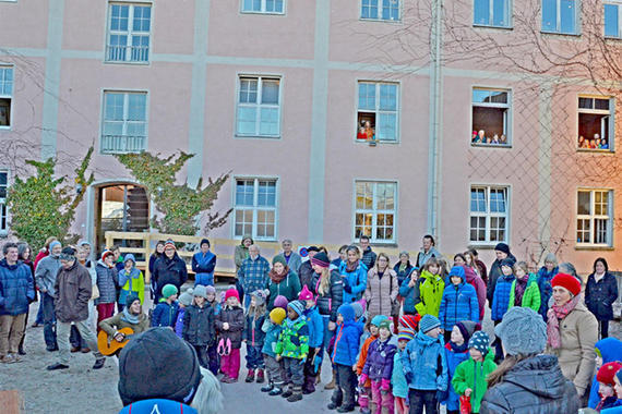 Gruppe des Waldorfkindergartens beim Liedvortrag   Foto: Claus Linke