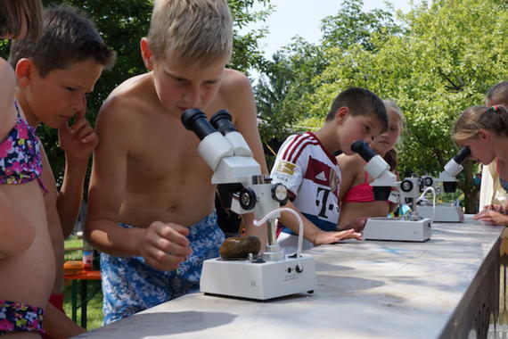 Das Interesse der Kinder am Mikroskopieren ist groß   Foto: B. Lichten