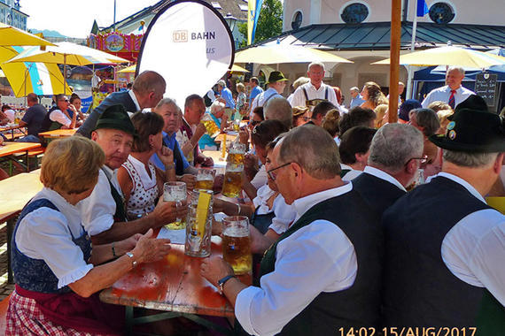 Tisch mit einigen Ehrengästen   Foto: Rolf Mitzkeit