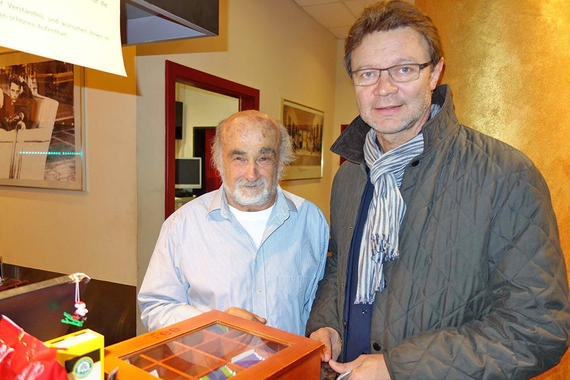 Bürgermeister Jürgen Seifert (re.) dankt Mike Engel vom Priener Kino für dessen Unterstützung  Foto: Anton Hötzelsperger