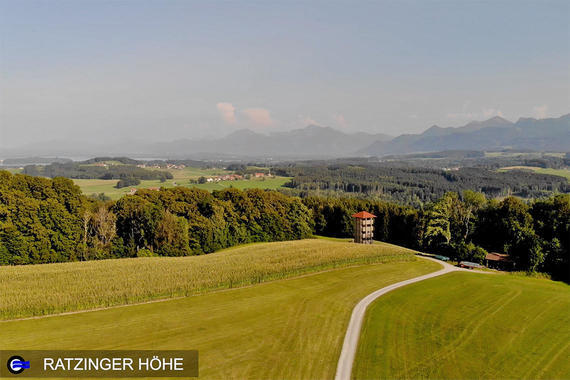 Ratzingerhöhe mit Aussichtsturm  Foto: Maximilian Fischer