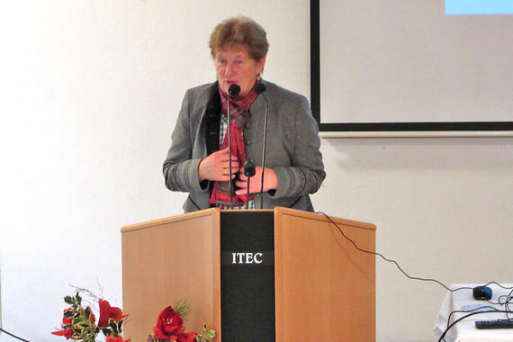Die stellvertretende Traunsteiner Landrätin Resi Schmidhuber bei ihrer Ansprache auf der Chiemseekonferenz 2018.  Foto: AUV, Heller