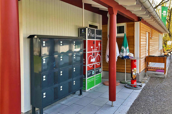 Rad-Servicestation mit öffentlicher E-Radtankstelle in Rimsting am Kiosk in der Strandanlage    Foto: Claus Linke