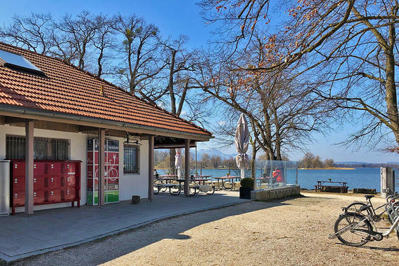 Rad-Servicestation mit öffentlicher E-Radtankstelle in Übersee-Feldwies am „Parker Cafè & Bar“ im Chiemseepark  Foto: Claus Linke