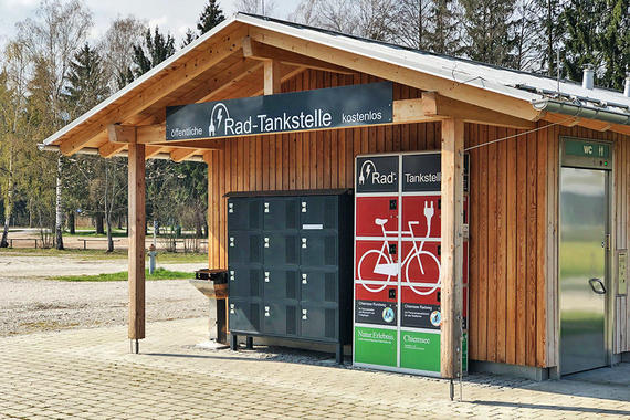 Rad-Servicestation mit öffentlicher E-Radtankstelle in Bernau-Felden im Chiemseepark    Foto: Claus Linke