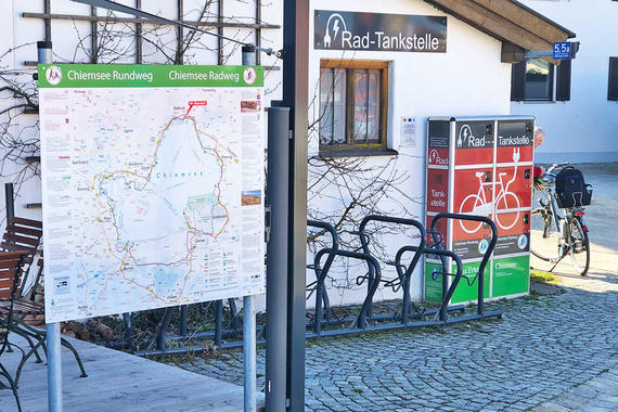 Rad-Servicestation mit öffentlicher E-Radtankstelle in Rimsting am Kiosk in Seebruck an der Taverna, im Gebäude des Römermuseums    Foto: Claus Linke