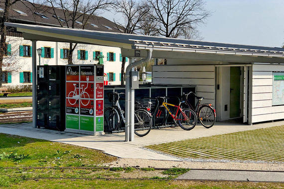 Rad-Servicestation mit öffentlicher E-Radtankstelle in Prien-Stock im Hafengelände    Foto: Claus Linke