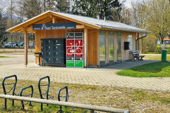 Sondertafel im Chiemsee-Chiemseepark Felden am WC-Gebäude / Gemeinde Bernau   Foto: Claus Linke (04/2019)