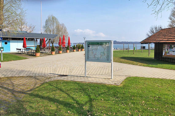doppelseitige Infovitrine am Strandbad Kiosk im Chiemseepark Bernau-Felden   Foto: Claus Linke (04/2019)