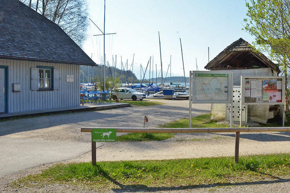 Infovitrine im Seglerhafen in Breitbrunn   Foto: Claus Linke (04/2017)