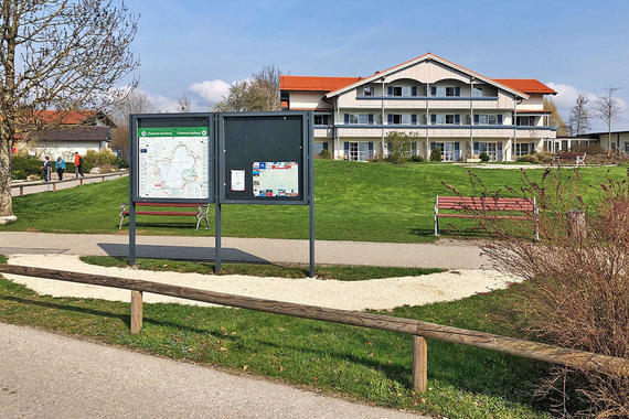 Infovitrine an der Klinik Medical Park im Chiemseepark Bernau-Felden   Foto: Claus Linke (04/2019)