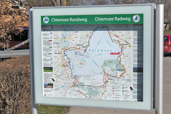 doppelseitige Infovitrine in Chieming - nahe beim Minigolfplatz   Foto: Claus Linke (04/2019)
