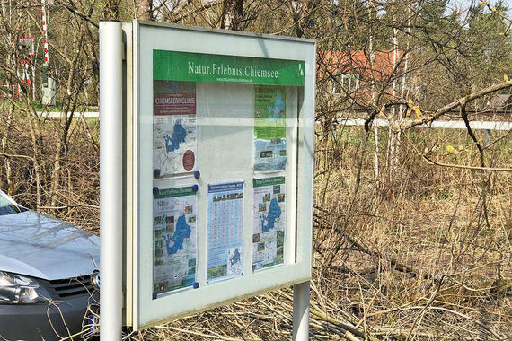 Infovitrine in Bernau am Chiemsee am Bahnübergang - Rückseite mit anderem Inhalt   Foto: Claus Linke (04/2019)
