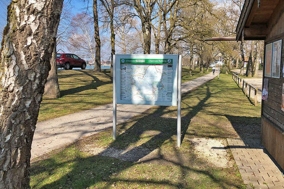 doppelseitige Infovitrine in Seebruck am Gräberfeld   Foto: Claus Linke (04/2019)
