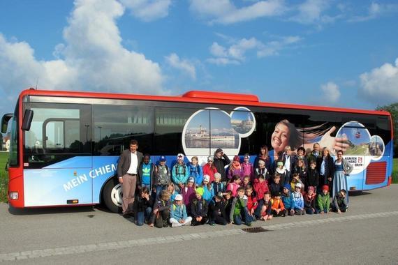 Gruppenfoto vor der Chiemseeringlinie  Foto: Chiemsee Alpenland Tourismus