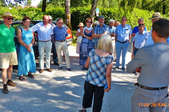 Einstimmung auf die Führung entlang des Obinger Skulpturenweges durch Fr. Dr. Inge Graichen  Foto: Rolf Mitzkeit