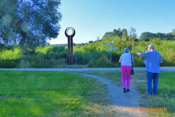 entlang des Obinger Skulpturenweges   Foto: Rolf Mitzkeit