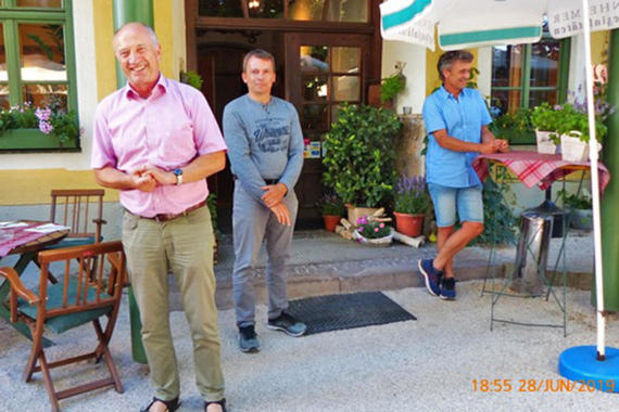 AUV-Verbandsvorsitzender Josef Mayer bei der Begrüßung der "Bürgerbus-Gemeinde", Bürgermeister Josef Huber, Hans Zagler vom RoVG (von links)  Foto: Rolf Mitzkeit