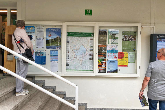 CRW-Infoplane am Eingang zur Tourist-Info Bernau am Chiemsee  Foto: Claus Linke
