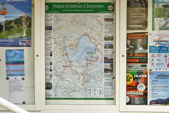 CRW-Infoplane am Eingang zur Tourist-Info Bernau am Chiemsee  Foto: Claus Linke